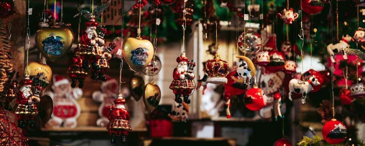 Hanging Christmas ornaments from stalls