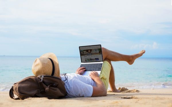 Traveller scrolling through the best holiday packages.