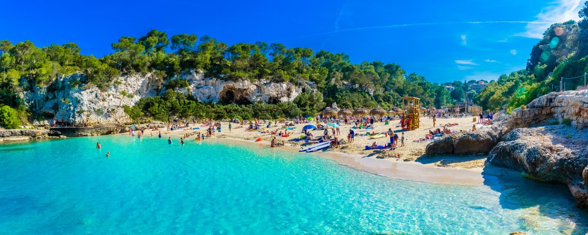 Rajska plaża, lazurowa woda i palmy w tle