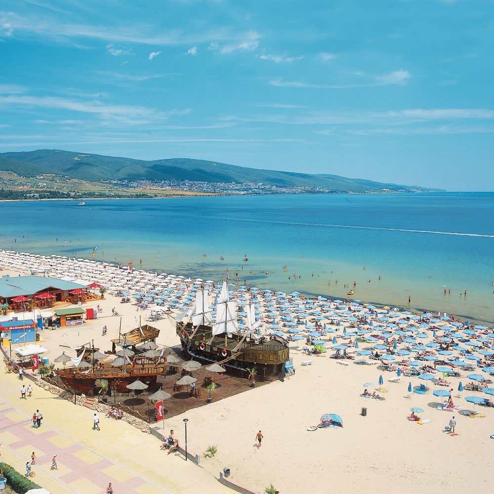 Plaża o białym, drobnym piasku i parasole