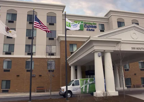Holiday Inn Express & Suites Chicago West-O'Hare A